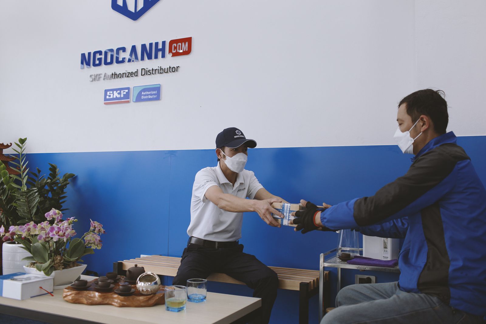 Nếu mua trực tiếp từ Đại lý uỷ quyền SKF sẽ thấp hơn so với khi mua từ các công ty thương mại khác không phải Đại lý uỷ quyền.