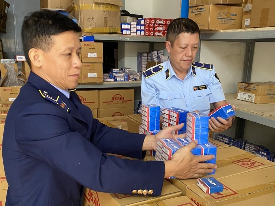 Tại thời điểm kiểm tra, lực lượng chức năng thu giữ nhiềun sản phẩm vòng bi các loại có dấu hiệu giả mạo nhãn hiệu SKF đang được bảo hộ tại Việt Nam.