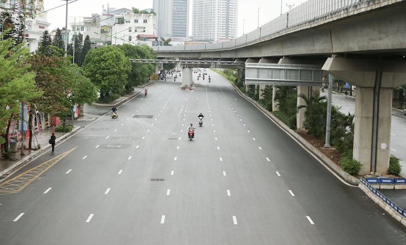 Người dân Hà Nội chỉ ra ngoài trong trường hợp thật sự cần thiết. (Ảnh: Báo Nhân dân)