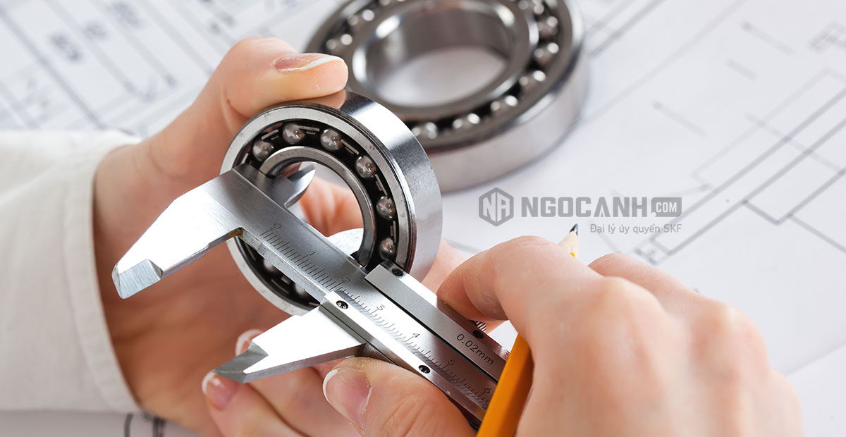 Đo đường kính trong (d) của vòng bi bằng thước kẹp hoặc thước đo chuyên dụng.
