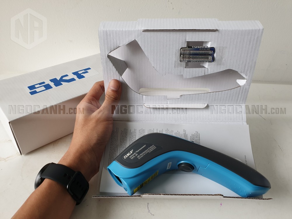 Bên trong hộp có sách hướng dẫn sử dụng, kèm pin