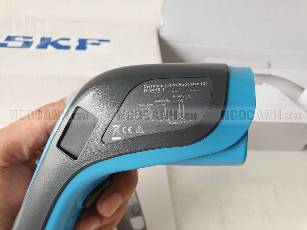 Mặt hông hiển thị thông số khoảng cách đo.