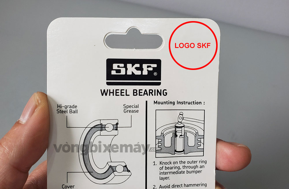 Mực phát quang Ở phía trên và ở góc phải của bao bì SKF
