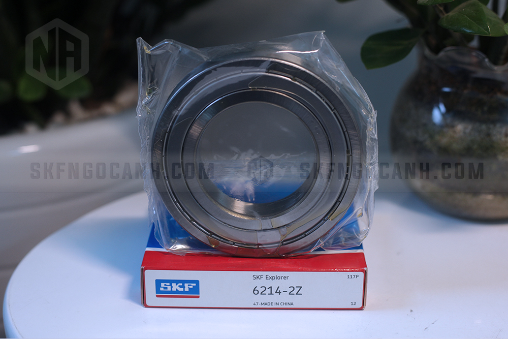 Vòng bi 6214-2Z chính hãng SKF có xuất xứ CHINA, sản phẩm được bọc trong một lớp nilon kín giúp bảo quản vòng bi bên trong.