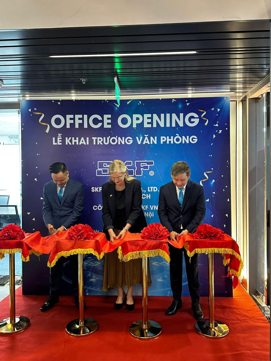 Ông Phan Việt Hà -Tổng Giám Đốc SKF Việt Nam cùng Đại sứ Ann Måwe và Tổng Giám Đốc SKF Thái Lan cắt băng khai trương văn phòng mới của SKF Việt Nam tại Hà Nội.