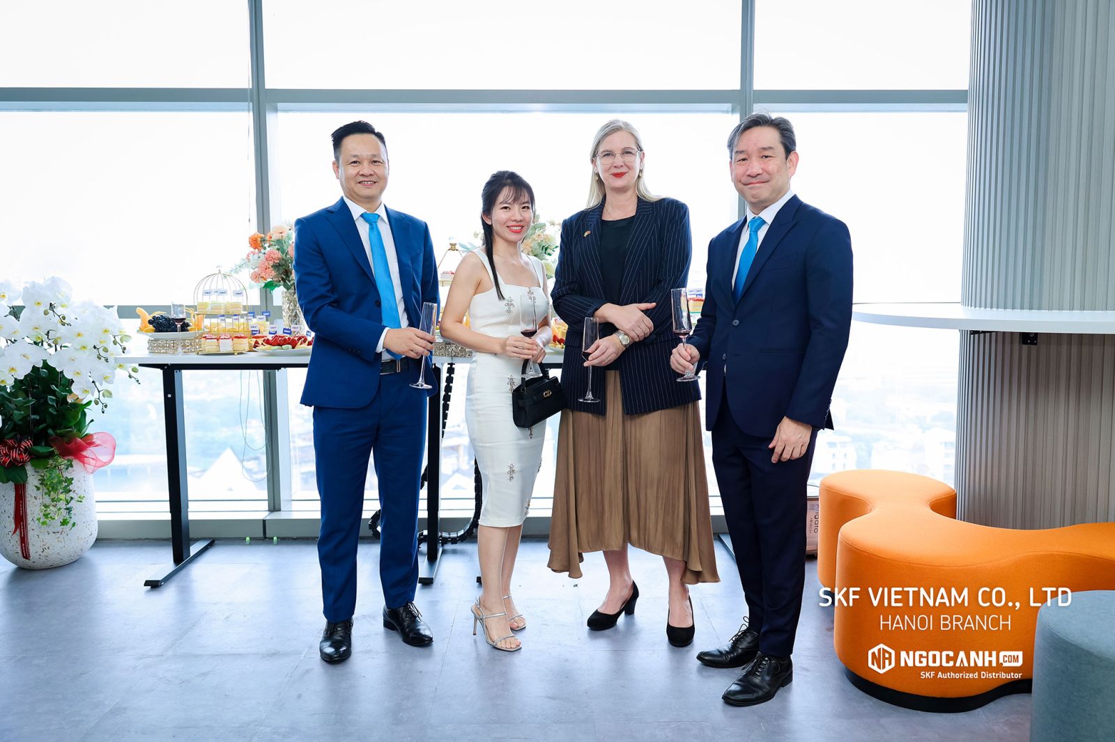 Đại diện VOBIVI chụp ảnh cùng Tổng Giám Đốc SKF Việt Nam, Đại sứ Ann Måwe và Tổng Giám Đốc SKF Thái Lan